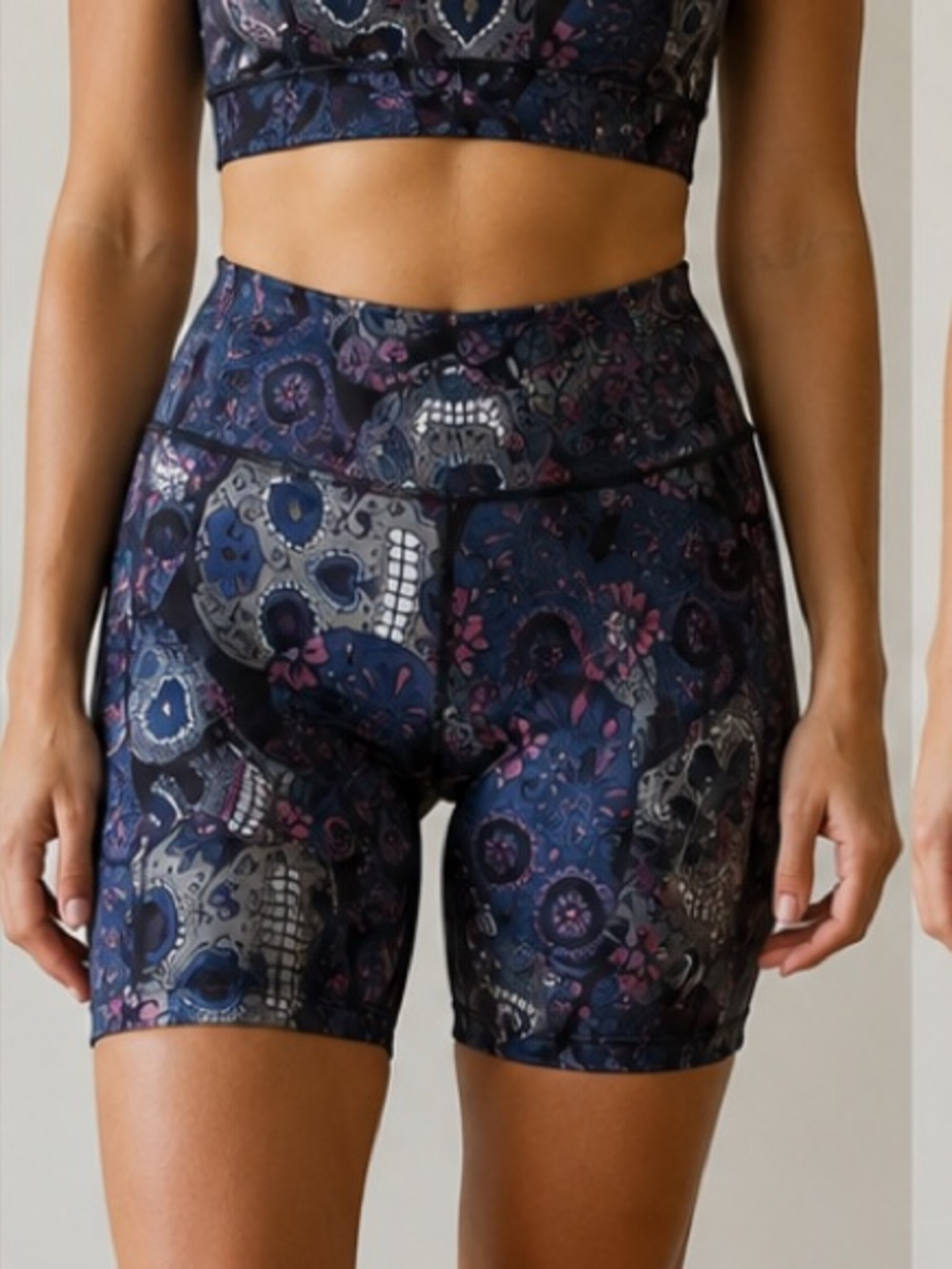 CVG CONSTANTLY VARIED GEAR MIDNIGHT SKULL SPANDEX SHORTS WOMENS LARGE